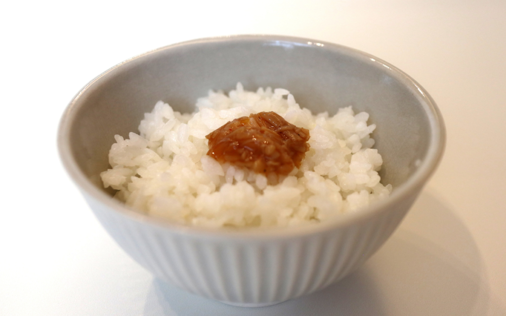 久世福商店 七味なめたけをご飯にかけた様子