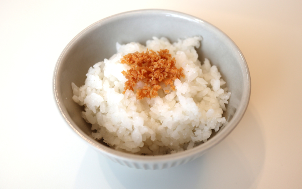 久世福商店 しゃけしゃけめんたいをごはんにかけた様子